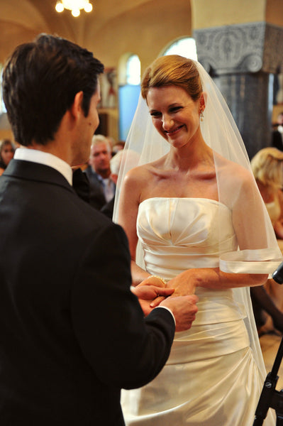 https://www.loveangeldress.com/cdn/shop/products/2t-tulle-wide-ribbon-edge-wedding-veil-with-comb-5_grande.jpg?v=1571869705