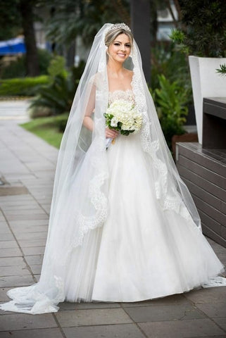 https://www.loveangeldress.com/cdn/shop/products/scalloped-lace-trim-long-wedding-veil-with-comb_large.jpg?v=1571869727